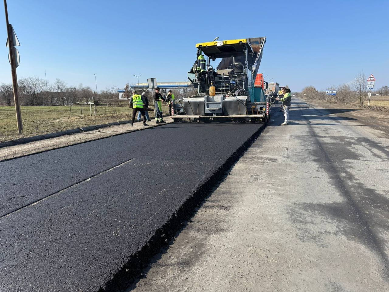 Дорожники ліквідовують аварійну ямковість на трасі державного значення в Україні