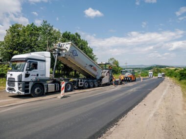 Роботи на трасі М-19 у Чернівецькій області: укладання нового шару асфальту для забезпечення стабільного сполучення з кордоном ЄС.