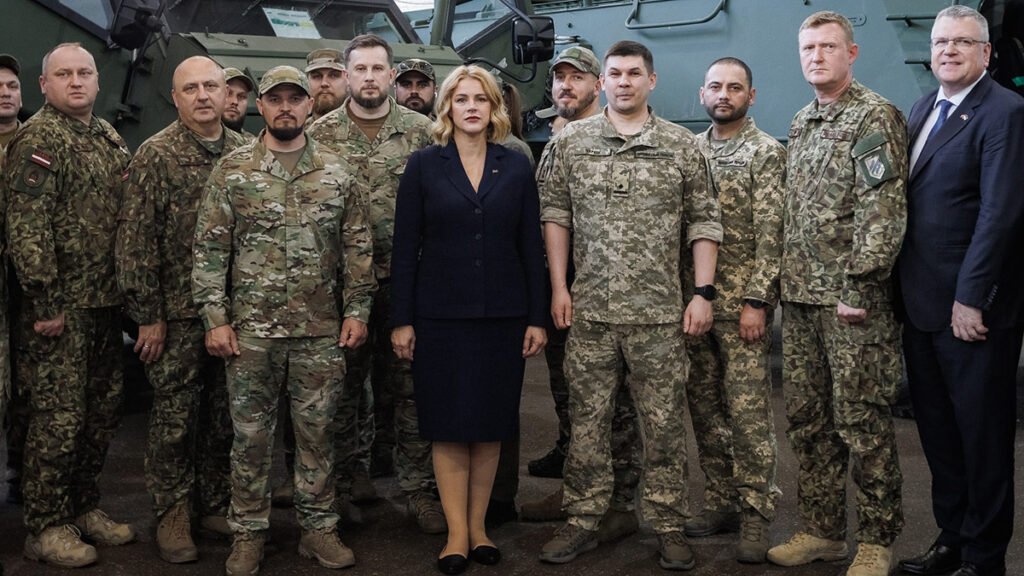Латвія передала Україні першу партію бронетранспортерів Patria