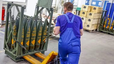 CEO Rheinmetall незадоволений темпами будівництва заводу боєприпасів в Україні, але потужності планують подвоїти — до 300 тис. снарядів на рік.