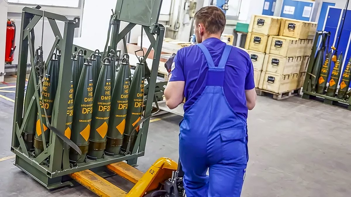 CEO Rheinmetall незадоволений темпами будівництва заводу боєприпасів в Україні, але потужності планують подвоїти — до 300 тис. снарядів на рік.