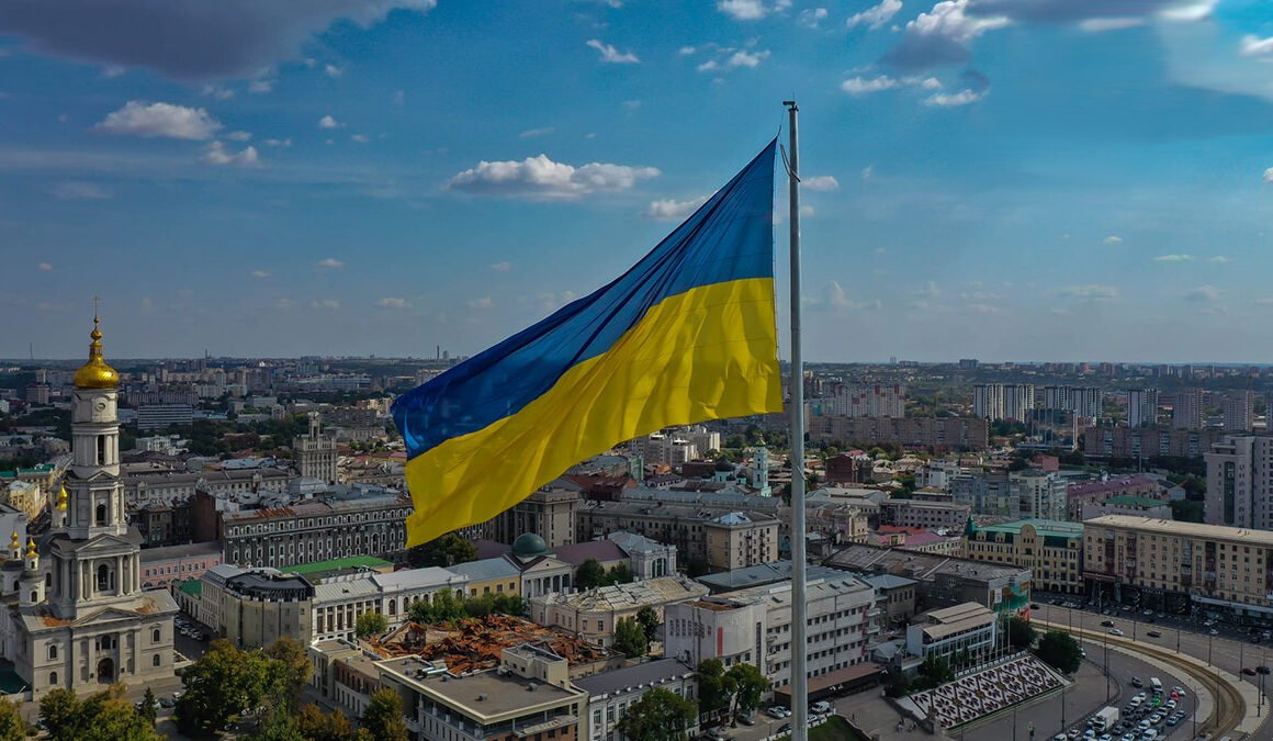 Фотогалерея великого прапора України в Харкові — символу спротиву, мужності та стійкості на Сході.