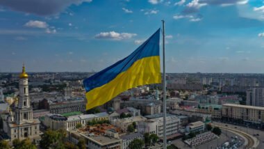 Фотогалерея великого прапора України в Харкові — символу спротиву, мужності та стійкості на Сході.