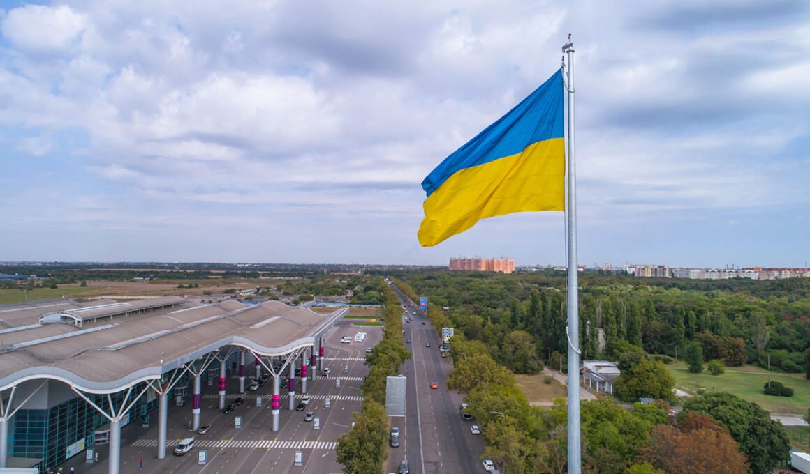 Прапор України на високому флагштоці в Одесі — фотогалерея символу свободи й національної ідентичності біля моря.