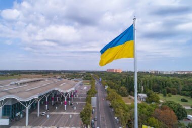 Прапор України на високому флагштоці в Одесі — фотогалерея символу свободи й національної ідентичності біля моря.